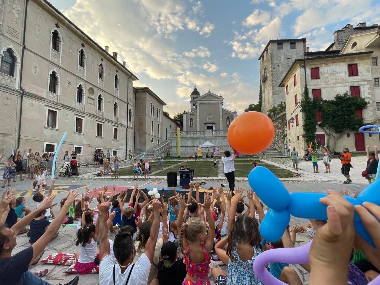 Clownerie e artisti di strada per feste di paese più vive e coinvolgenti